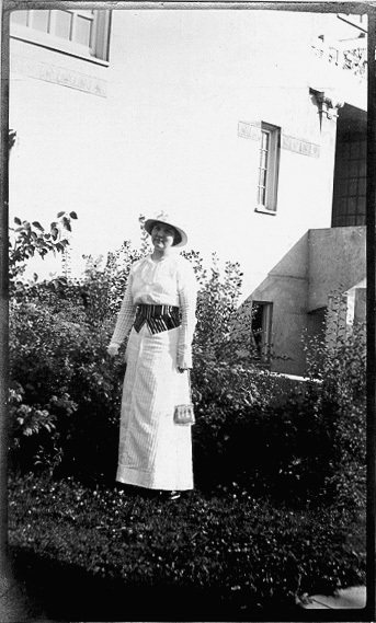 woman T library circa 1912 02